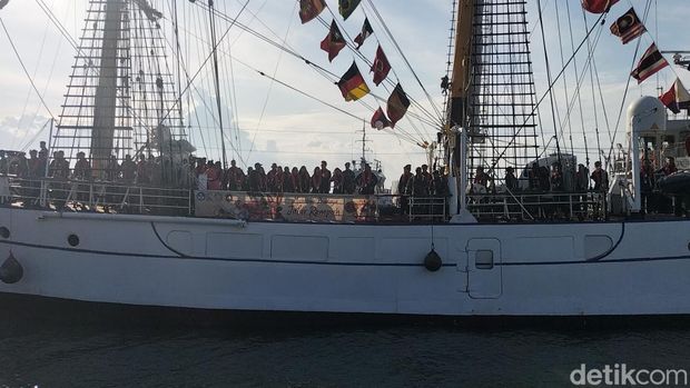 Laskar Rempah kembali ke Surabaya usai mengarungi lautan bersama KRI Dewaruci selama 31 hari. Perjalanan itu merupakan progam Muhibah Budaya Jalur Rempah 2022.
