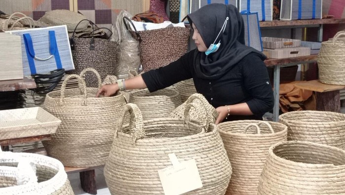 Kerajinan Mendong di Tasikmalaya.
