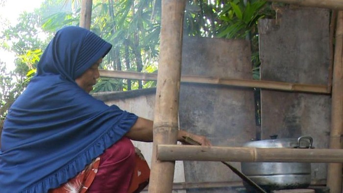 Martini (77) harus berdagang pecel setiap hari demi menyambung hidup. Martini pun hidup sendiri pasca suaminya meninggal dan sang anak yang tak mau mengakuinya.