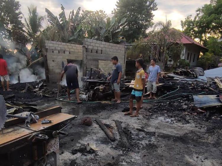 Puing-puing Sisa Kebakaran Gudang Kayu di Buleleng