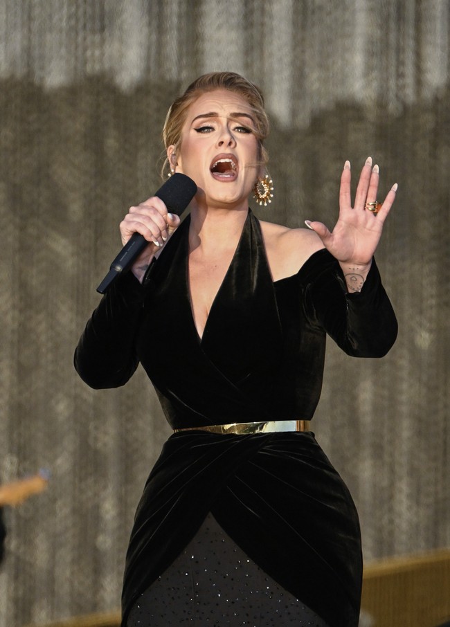Adele sukses memukau London, Inggris, dalam konser BST Hyde Park Festival, Jumat (1/7/2022). Penampilan tersebut menjadi yang pertama setelah terakhir kali ia menggelar di kota asalnya lima tahun lalu. Senang sekali bisa kembali, kata penyanyi yang kini berdomisili di Los Angeles, AS, itu seperti dikutip Daily Mail. (Foto: Gareth Cattermole/Getty Images)
