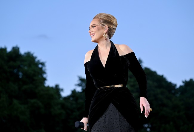 Gaun konser Adele hadir dalam siluet X yang menonjolkan lekukan tubuh sang pemakai. Kombinasi halter neck dengan model bahu off-shoulder berlengan panjang semakin menambah daya tarik tersendiri dari rancangan khusus untuk Adele ini. (Foto: Gareth Cattermole/Getty Images)