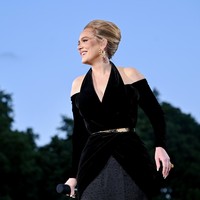 Gaun konser Adele hadir dalam siluet X yang menonjolkan lekukan tubuh sang pemakai. Kombinasi halter neck dengan model bahu off-shoulder berlengan panjang semakin menambah daya tarik tersendiri dari rancangan khusus untuk Adele ini. (Foto: Gareth Cattermole/Getty Images)