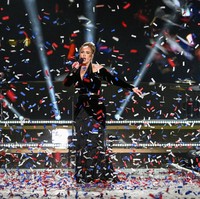 Di hadapan 650.000 penonton termasuk sejumlah selebriti (hadir Tom Cruise dan James Corden), Adele menembangkan sejumlah tembang hitsnya seperti Hello dan lagu terbaru dari album baru, I Drink Wine. Konser ini juga menandai penampilan perdananya setelah ia menunda pertunjukan residensi di Las Vegas pada Januari lalu. Banyak fans yang menyampaikan kekeceawaannya lantaran Adele mengumumkan penundaan hanya beberapa hari sebelum pertunjukan. (Foto: Gareth Cattermole/Getty Images)