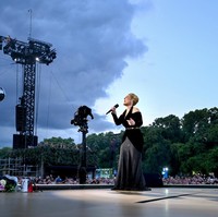 Aksi panggung Adele kian sempurna dengan busana yang membungkus tubuhnya. Sebuah gaun hitam berbahan beludu yang elegan dari rumah mode Prancis Schiaparelli menjadi andalan perempuan 34 tahun itu. (Foto: Gareth Cattermole/Getty Images)