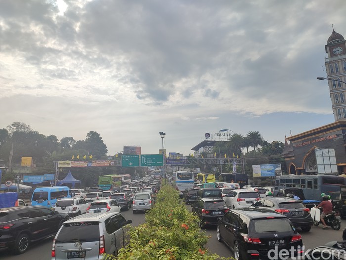 Lalu lintas menuju Puncak, Bogor, 2 Juli 2022. (Rizky Adha Mahendra/detikcom)