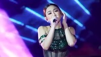 Di beberapa bagian, pakaian yang dikenakan Mahalini terlihat transparan. Foto: Tangkapan Layar Stories Instagram Mahalini
