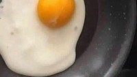Berniat sarapan telur, netizen ini justru asyik mengabadikan bentuk telurnya yang unik. Tidak disengaja tetapi telur ceploknya seolah seperti hantu yang sedang memegang bola. Foto: Bored Panda