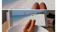 Tak ingin kalah dengan aksi orang-orang yang mengunggah foto liburan, netizen ini punya cara cerdas. Manfaatkan dua sosis di rumahnya, ia seolah sedang berlibur di pantai yang cerah. Foto: Bored Panda