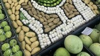 Wajib diapresiasi! Pekerja di supermarket ini berhasil menata rak sayuran menjadi tokoh Shrek yang menggemaskan. Foto: Bored Panda