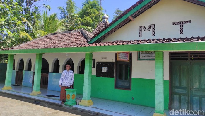 Masjid bernama Ar Rahman atau Masjid Tiban di Dusun Tempurkali, Desa Bulurejo, Kecamatan Giriwoyo, Wonogiri menjadi salah satu bukti penyebaran Islam di wilayah Wonogiri Selatan.