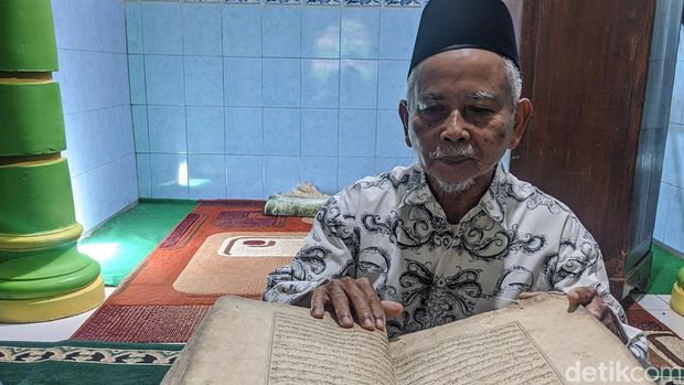 Alquran kuno berusia ratusan tahun di Masjid Tiban Tempurkali, Wonogiri.