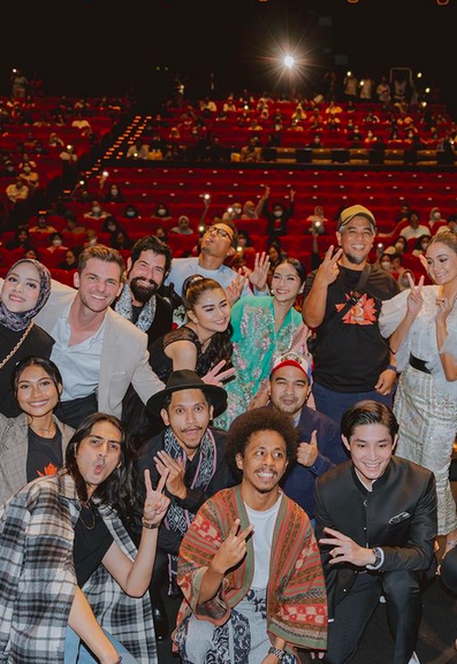 Selendang yang melengkapi kebaya tersebut juga dihiasi sulaman. Wastra khas Minangkabau dapat dilihat dari sulamannya yang khas. (Foto: Instagram/@maudykoesnaedi)