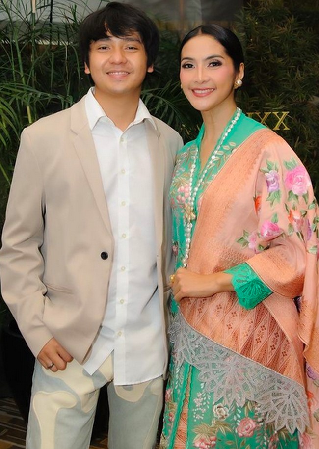 Kebaya yang dipilih Maudy Koesnaedi bernuansa Minangkabau, sesuai dengan karakter yang diperankannya di film Ranah 3 Warna. Film yang kisahnya diangkat dari novel berjudul sama karya Ahmad Fuadi itu menampilkan Maudy sebagai ibu dari Alif, pemuda asal Maninjau, Sumatera Barat, yang merantau untuk kuliah. (Foto: Instagram/@maudykoesnaedi)