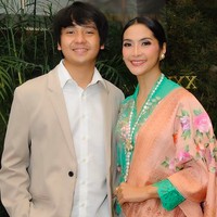 Kebaya yang dipilih Maudy Koesnaedi bernuansa Minangkabau, sesuai dengan karakter yang diperankannya di film Ranah 3 Warna. Film yang kisahnya diangkat dari novel berjudul sama karya Ahmad Fuadi itu menampilkan Maudy sebagai ibu dari Alif, pemuda asal Maninjau, Sumatera Barat, yang merantau untuk kuliah. (Foto: Instagram/@maudykoesnaedi)