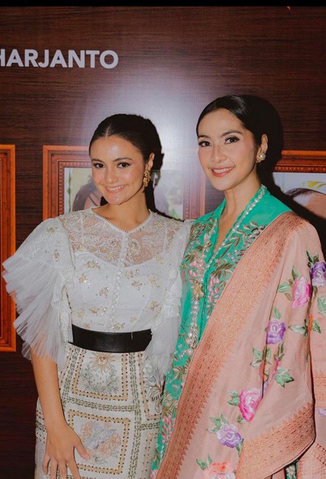 Maudy Koesnaedi menulis di Instagram bahwa kebaya yang dipakainya merupakan koleksi Roemah Kebaya Vielga. Tampak sulaman bermotif floral mempermanis kebaya tersebut. (Foto: Instagram/@maudykoesnaedi)