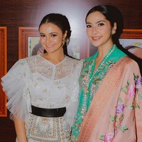 Maudy Koesnaedi menulis di Instagram bahwa kebaya yang dipakainya merupakan koleksi Roemah Kebaya Vielga. Tampak sulaman bermotif floral mempermanis kebaya tersebut. (Foto: Instagram/@maudykoesnaedi)
