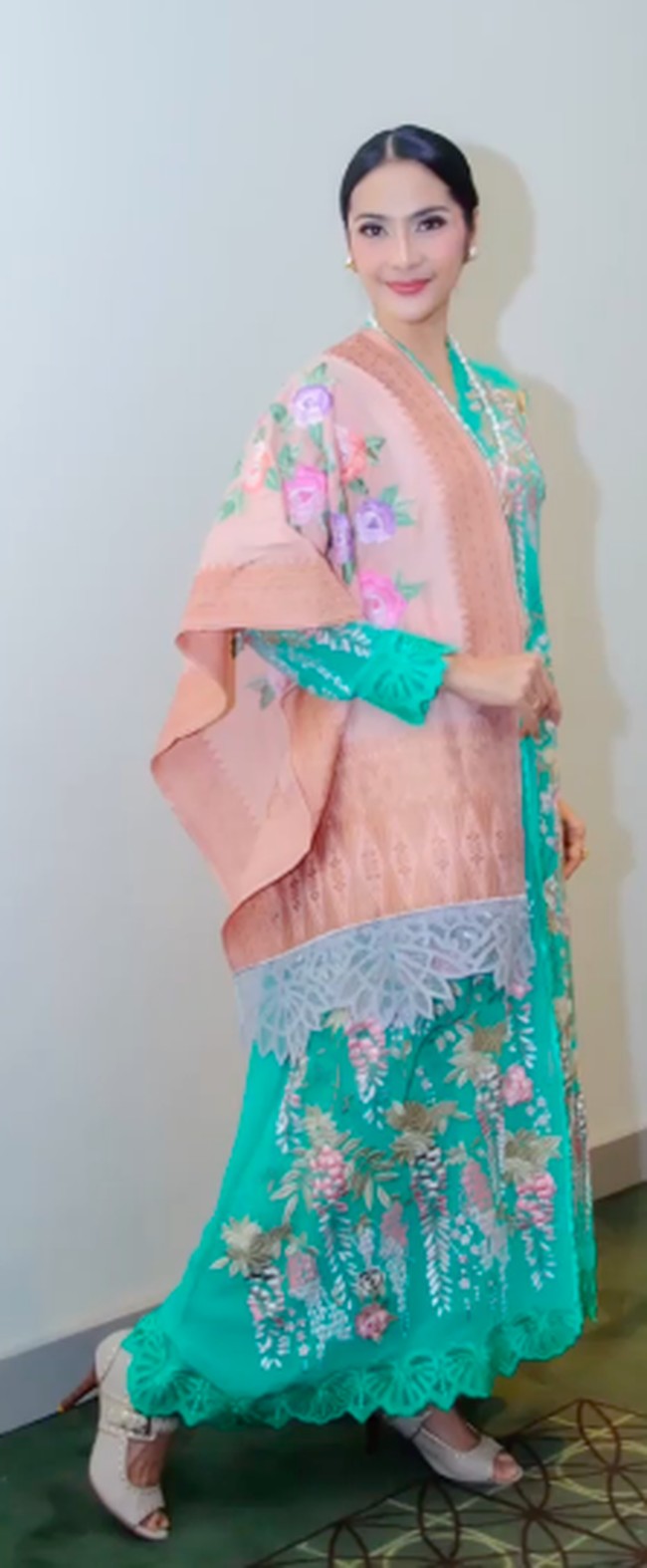 Sebagai penyempurna gaya klasik tersebut, Maudy memadukan kebayayanya dengan peep-toe heels berwarna terang yang elegan. (Foto: Instagram/@maudykoesnaedi)