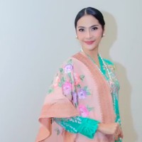 Sebagai penyempurna gaya klasik tersebut, Maudy memadukan kebayayanya dengan peep-toe heels berwarna terang yang elegan. (Foto: Instagram/@maudykoesnaedi)