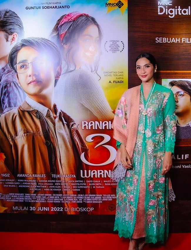 Membintangi film Ranah 3 Warna, Maudy Koesnaedi turut menghadiri acara pemutaran perdana film tersebut yang digelar di XXI Epincentrum Jakarta belum lama ini. Untuk acara spesial tersebut, sebuah kebaya berwarna pastel menemani penampilannya. (Foto: Instagram/@maudykoesnaedi)