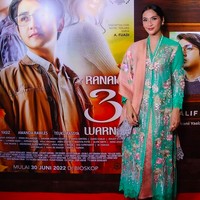 Membintangi film Ranah 3 Warna, Maudy Koesnaedi turut menghadiri acara pemutaran perdana film tersebut yang digelar di XXI Epincentrum Jakarta belum lama ini. Untuk acara spesial tersebut, sebuah kebaya berwarna pastel menemani penampilannya. (Foto: Instagram/@maudykoesnaedi)