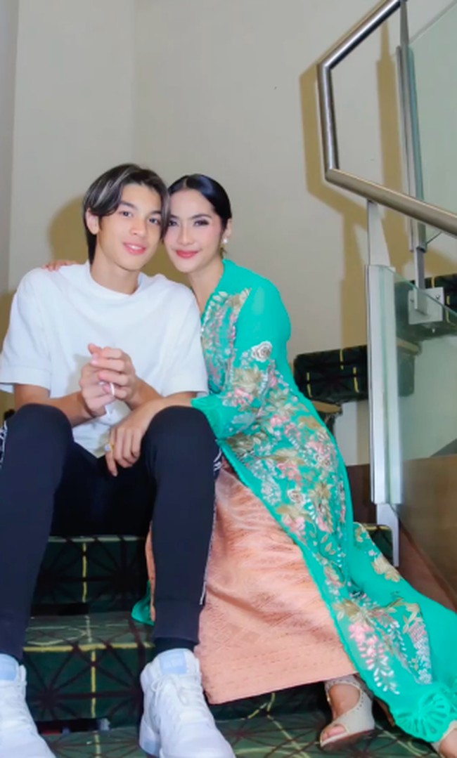 Keduanya pun sempat foto bersama. Netizen sepakat bahwa kecantikan Maudy tak memudar dan awat muda sampai-sampai ia dan anaknya dipuji bak kakak-adik. (Foto: Instagram/@maudykoesnaedi)