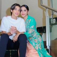 Keduanya pun sempat foto bersama. Netizen sepakat bahwa kecantikan Maudy tak memudar dan awat muda sampai-sampai ia dan anaknya dipuji bak kakak-adik. (Foto: Instagram/@maudykoesnaedi)
