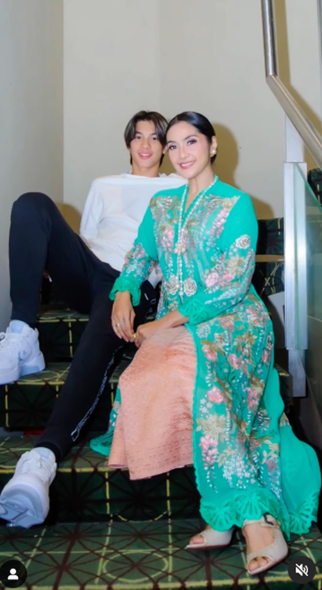 Aktris 47 tahun itu datang tak sendiri ke acara pemutaran perdana film Ranah 3 Warna. ia ditemani Eddy Meijer, putra sematawayangnya yang saat ini berusia 15 tahun. (Foto: Instagram/@maudykoesnaedi)