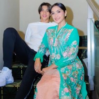 Aktris 47 tahun itu datang tak sendiri ke acara pemutaran perdana film Ranah 3 Warna. ia ditemani Eddy Meijer, putra sematawayangnya yang saat ini berusia 15 tahun. (Foto: Instagram/@maudykoesnaedi)