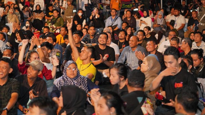 Bobby Nasution duduk lesehan bersama forkopimda dan warga di konser HUT Medan (istimewa)