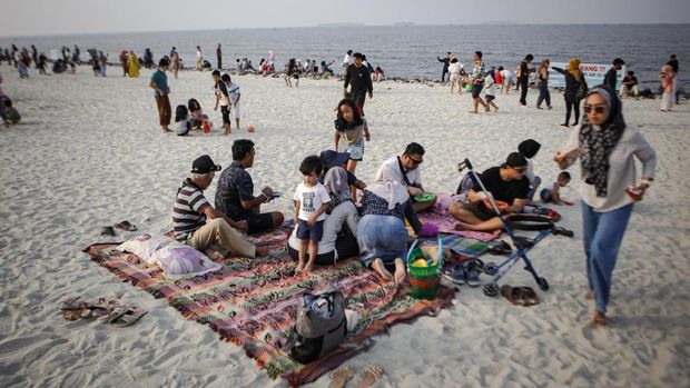 Pengunjung memadati kawasan wisata Pantai Pasir Putih di PIK 2, Kabupaten Tangerang, Banten, Sabtu (2/7/2022). Objek wisata alternatif tersebut kembali dibuka setelah sempat tutup sementara akibat COVID-19. ANTARA FOTO/Fauzan/rwa.