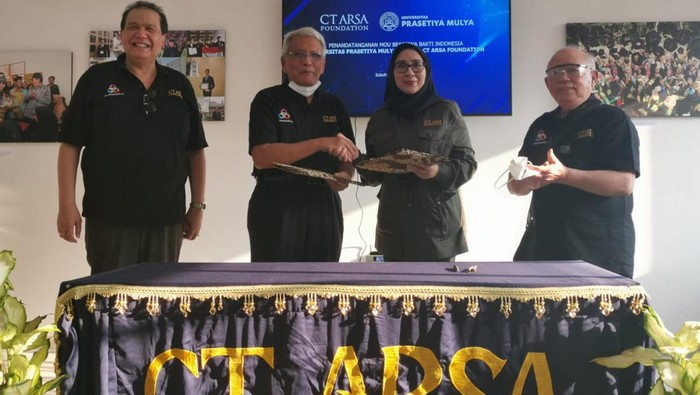 Momen CT ARSA-Prasetiya Mulya Perkuat MoU Kerja Sama Pendidikan Kerja sama CT ARSA Foundation dengan Universitas Prasetiya Mulya semakin erat. Hari ini, CT ARSA Foundation kembali menandatangani MoU dengan Universitas Prasetiya Mulya.
