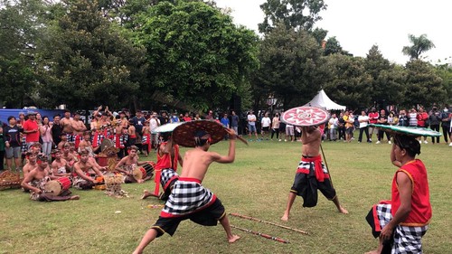 Murtirupa (demonstrasi) tradisi memohon hujan Gebug Ende khas Desa Seraya, Kabupaten Karangasem, Bali ditampilkan di Lapangan Puputan Margarana Denpasar, Sabtu (2/7/2022)