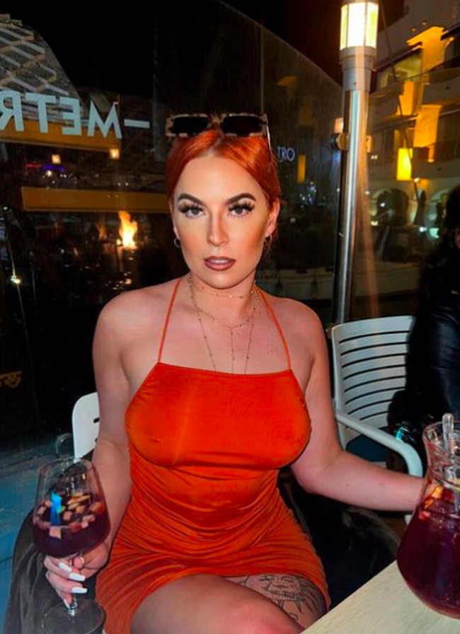 Nova Jewels, begitulah nama model yang jadi kontroversi tersebut. Dia membuat konten eksplisit saat buang air kecil. Foto: dok. Instagram