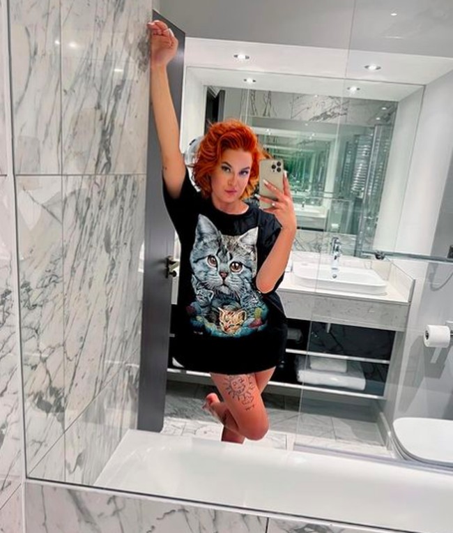 Video dirinya saat berada di toilet dan membuang air seninya tersebut dikenakan biaya 100 poundsterling atau sekitar Rp 1,8 juta. Menurutnya tidak sedikit pria punya fantasi ingin melihat wanita beraktivitas buang air kecil. Foto: dok. Instagram