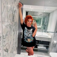 Video dirinya saat berada di toilet dan membuang air seninya tersebut dikenakan biaya 100 poundsterling atau sekitar Rp 1,8 juta. Menurutnya tidak sedikit pria punya fantasi ingin melihat wanita beraktivitas buang air kecil. Foto: dok. Instagram