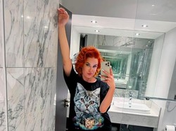 Foto: Model Pamer Ketiak Mulus dan Dapat Penghasilan Fantastis