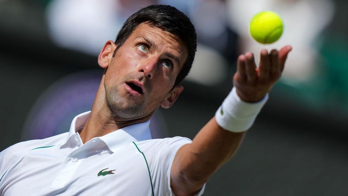 LONDON, ENGLAND - JULY 01: Novak Djokovic of Serbia serves in the Mens Singles Third Round Match against Miomir Kecmanovic of Serbia during day five of The Championships Wimbledon 2022 at All England Lawn Tennis and Croquet Club on July 01, 2022 in London, England. (Photo by Shi Tang/Getty Images)