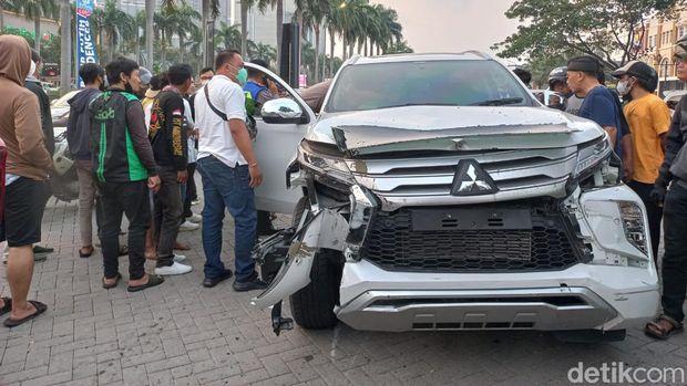 Pajero tabrak sepeda, Alphard, dan tiang lampu di PIK 2, 2 Juli 2022. (Anggi Muliawati/detikcom)