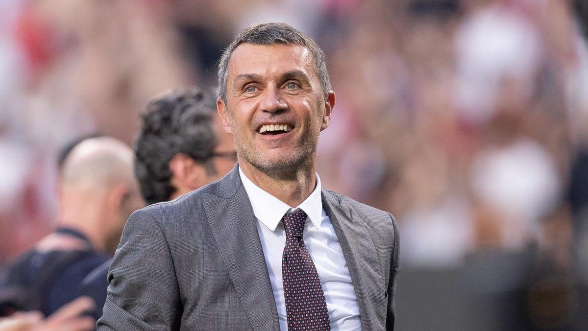 Paolo Maldini bertahan di AC Milan (AC Milan via Getty Images/AC Milan)