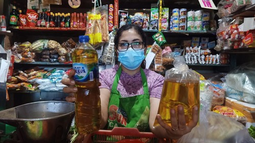 Pedagang minyak goreng curah di Pasar Ketapian, Denpasar, Bali.