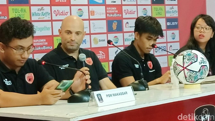 Pelatih PSM Makassar Bernardo Tavares saat sesi pre match konferensi pers perempat final Piala Presiden 2022