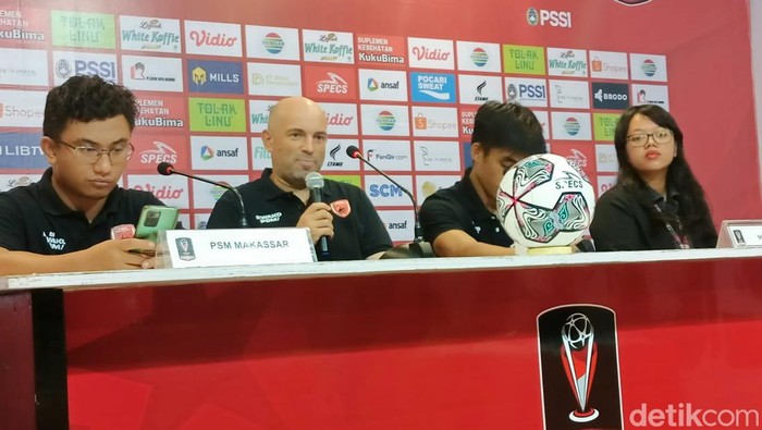 Pelatih PSM Makassar Bernardo Tavares saat sesi pre match konferensi pers perempat final Piala Presiden 2022