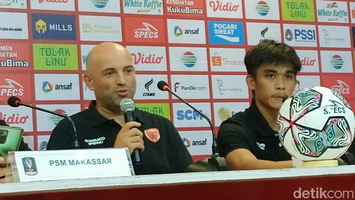 Pelatih PSM Makassar Bernardo Tavares saat sesi pre match konferensi pers perempat final Piala Presiden 2022