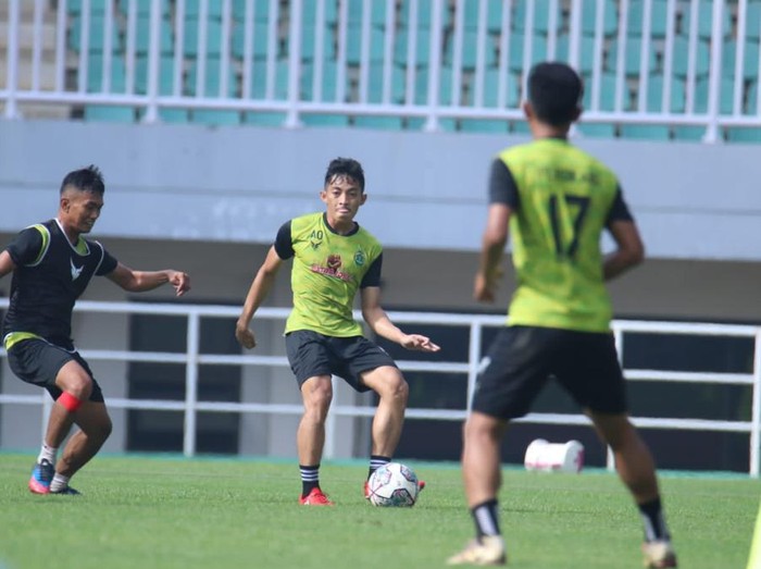 Pemain Persikabo saat latihan.