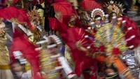 Sejumlah penari menampilkan tarian perjalanan Festival Olahraga Rekreasi Nasional (Fornas) saat pembukaan Fornas VI 2021.  