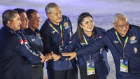 Menpora Zainudin Amali (ketiga kiri) berfoto bersama Gubernur Sumatera Selatan Deru (kedua kiri), Ketua Komite Olahraga Rekreasi Nasional (KORMI) Hayono Isman (ketiga kanan), Ketua KORMI Sumsel Samantha Tivani (kedua kanan), Ketua Pelaksana Fornas VI Achmad Syamsudin (kanan) dan pejabat lainnya usai membuka Festival Olahraga Rekreasi Nasional (Fornas) VI 2021 di Venue Dayung, Jakabaring Sport City (JSC) Palembang, Sumatera Selatan, Jumat (1/7/2022).   