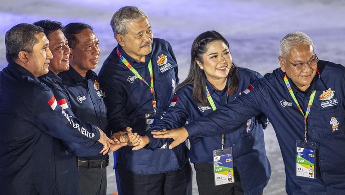 PEMBUKAAN FORNAS 2021 DI SUMSEL Sejumlah penari membawakan tarian perjalanan Festival Olahraga Rekreasi Nasional (Fornas) saat pembukaan Fornas VI 2021 di Venue Dayung, Jakabaring Sport City (JSC) Palembang, Sumatera Selatan, Jumat (1/7/2022). Fornas VI 2021 yang dilaksanakan sejak 1 Juli hingga 7 Juli 2022 tersebut diikuti oleh 12.141 orang penggiat olahraga rekreasi dari 34 Provinsi. ANTARA FOTO/Nova Wahyudi/aww.