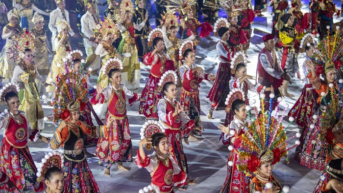Sejumlah penari membawakan tarian perjalanan Festival Olahraga Rekreasi Nasional (Fornas) saat pembukaan Fornas VI 2021 di Venue Dayung, Jakabaring Sport City (JSC) Palembang, Sumatera Selatan, Jumat (1/7/2022). Fornas VI 2021 yang dilaksanakan sejak 1 Juli hingga 7 Juli 2022 tersebut diikuti oleh 12.141 orang penggiat olahraga rekreasi dari 34 Provinsi. ANTARA FOTO/Nova Wahyudi/aww.
