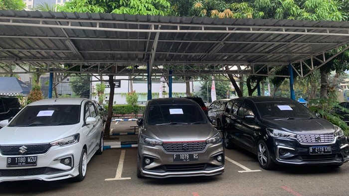 Polisi mengamankan barang bukti berupa tiga mobil yang balap liar hingga tutup Jalan Asia Afrika, Senayan, Jakarta Pusat, lalu viral. Mobil itu kini terparkir di halaman Direktorat Lalu Lintas Polda Metro Jaya.